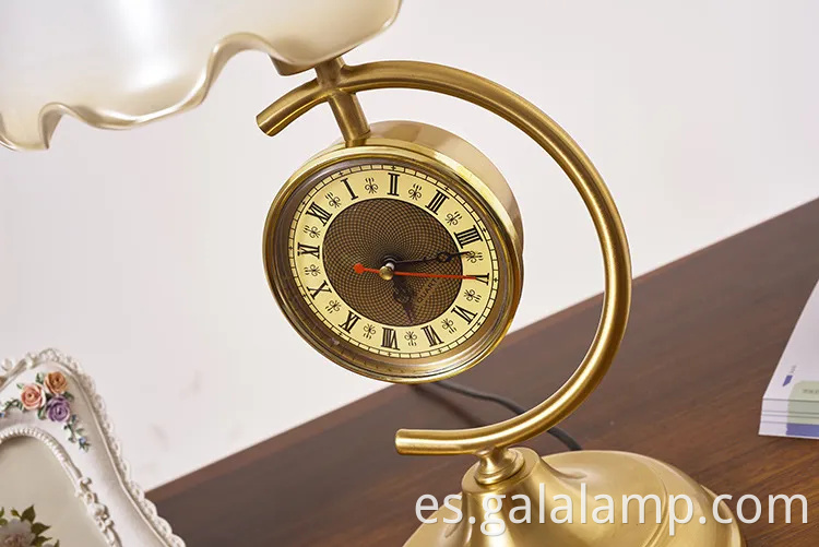 Retro elegante Europa Sala de estudio Display Lighting Shade Flower Metal Desk Lámpara de mesa de escritorio